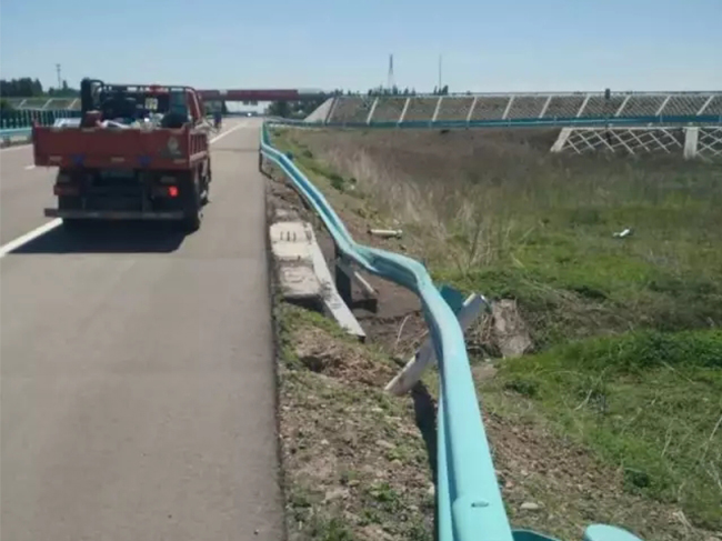 伊寧維修更換波形護欄 確保道路安全通暢